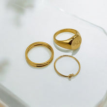 Load image into Gallery viewer, Rose Signet Ring | 18k Gold | Size 6-9
