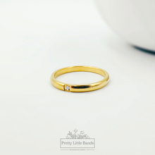 Load image into Gallery viewer, Solitaire Stacker Band | 18k Gold | Size 6 &amp; 8 ONLY
