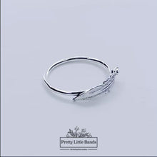 Load and play video in Gallery viewer, Rotating video of 925 Sterling Silver Feather Ring, 14mm | Pretty Little Bands
